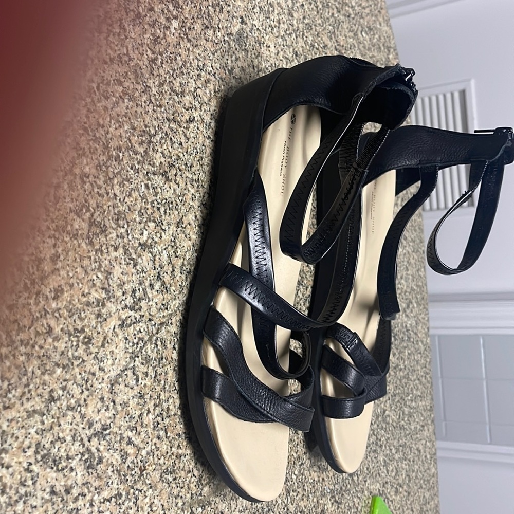 Hushpuppies “The Body Shoe” in Black, size 11.